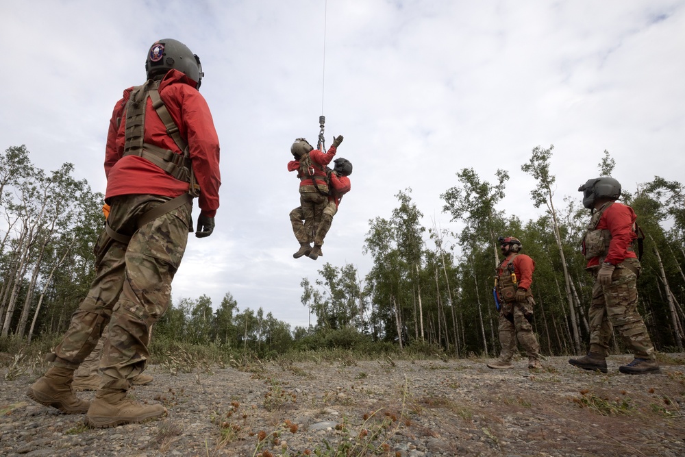 Alaska Army National Guard Dustoff crews conduct hoist training