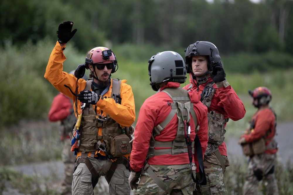 Alaska Army National Guard Dustoff crews conduct hoist training