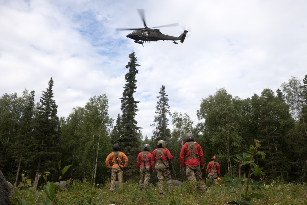 Alaska Army National Guard Dustoff crews conduct hoist training
