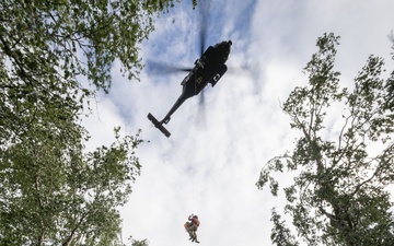 Alaska Army National Guard Dustoff crews conduct hoist training