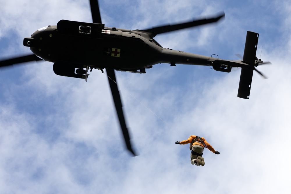 Alaska Army National Guard Dustoff crews conduct hoist training