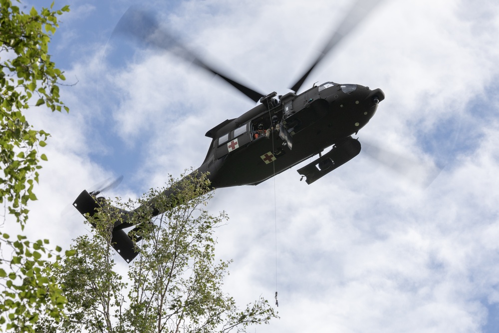 Alaska Army National Guard Dustoff crews conduct hoist training