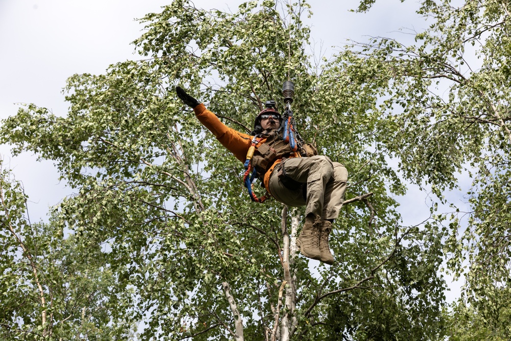 Alaska Army National Guard Dustoff crews conduct hoist training