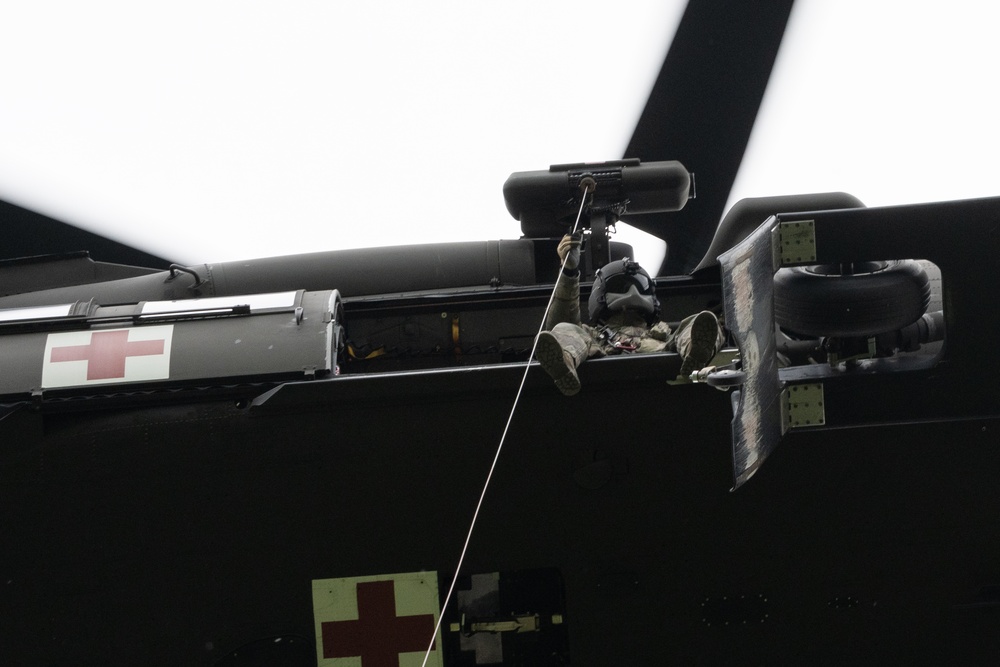 Alaska Army National Guard Dustoff crews conduct hoist training