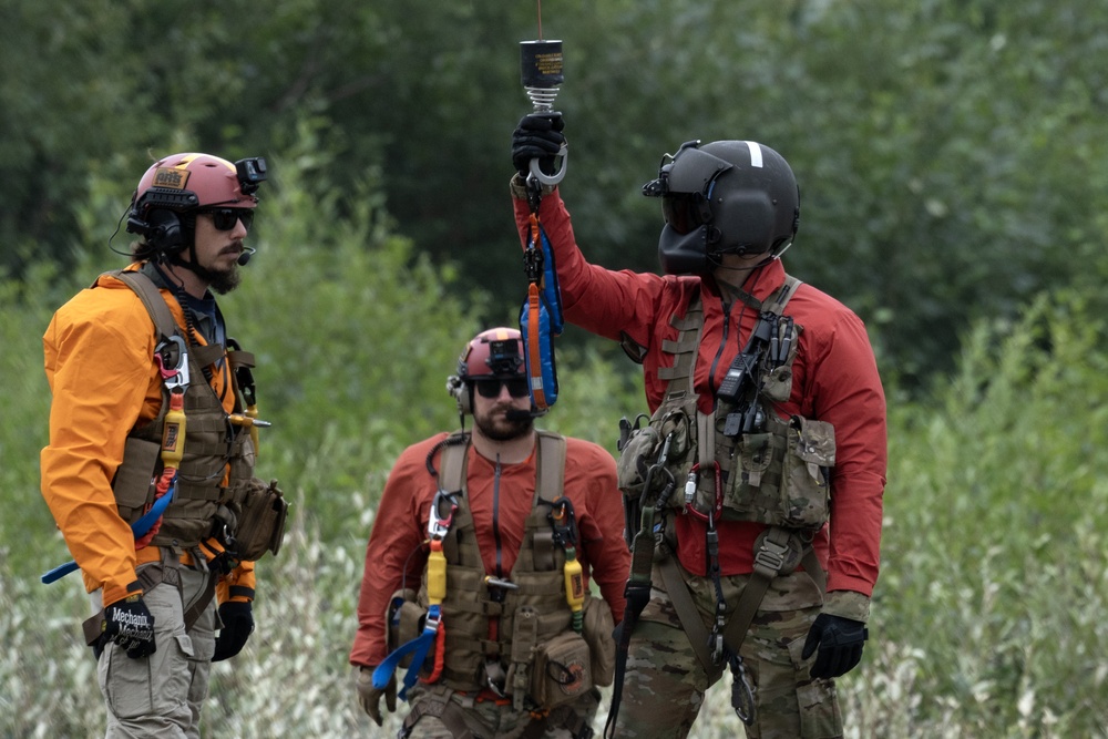 Alaska Army National Guard Dustoff crews conduct hoist training