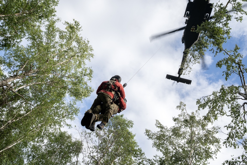 Alaska Army National Guard Dustoff crews conduct hoist training