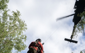 Alaska Army National Guard Dustoff crews conduct hoist training
