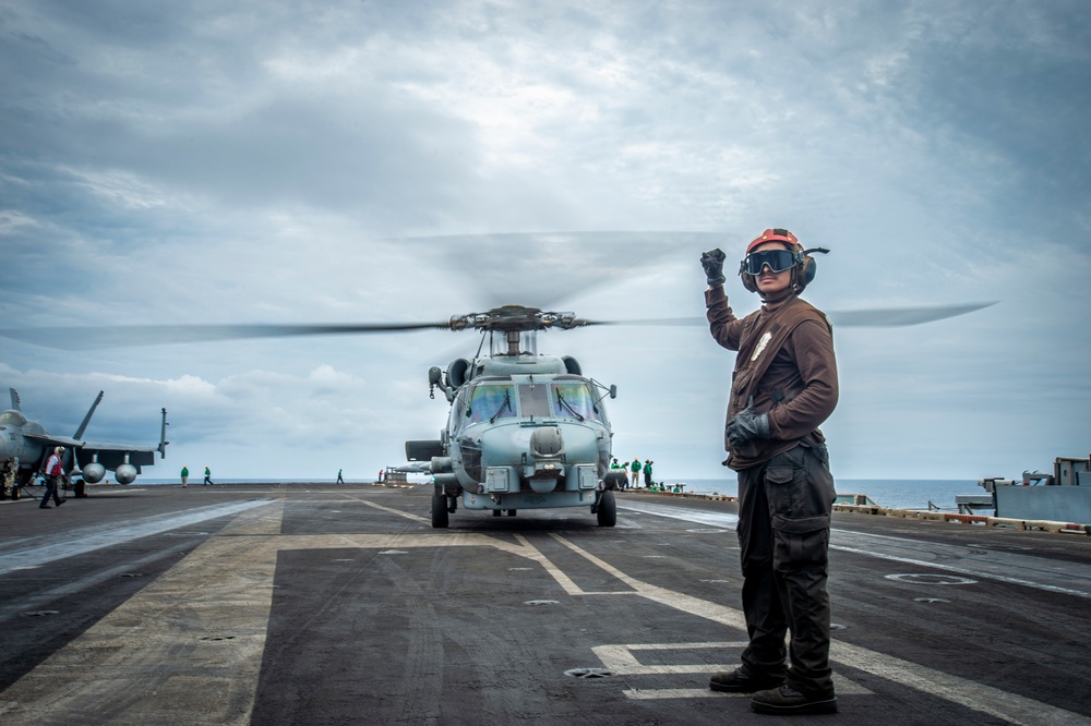 USS Carl Vinson (CVN 70) Conducts Routine Flight Operations in the South China Sea
