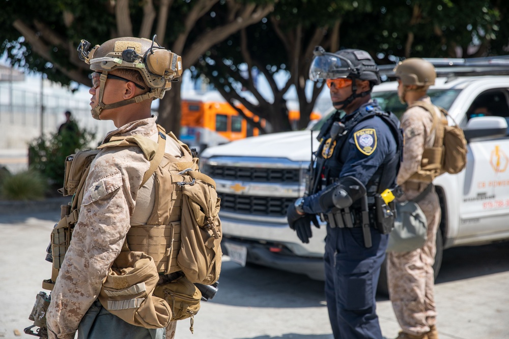 US Marines guard federal buildings in LA