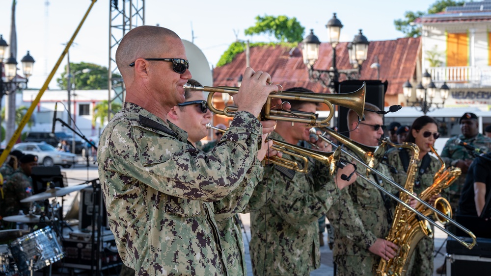 DVIDS Images USFF Band Performs - 1000w Q95