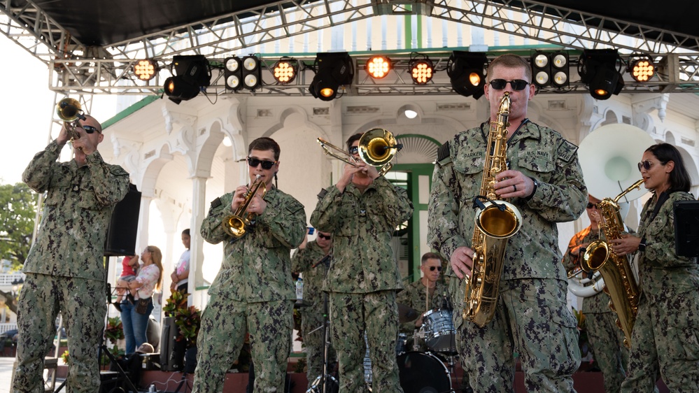 DVIDS Images USFF Band Performs - 1000w Q95