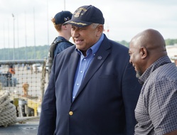 Former Secretary of the Navy (SECNAV) Carlos Del Toro visits Naval Weapons Station Yorktown [Image 5 of 5]