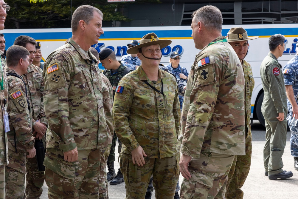 8th TSC's Maj. Gen. Gavin Gardner and ADF Maj. Gen. Carla Watts visits the Combine Joint Theater Support Component