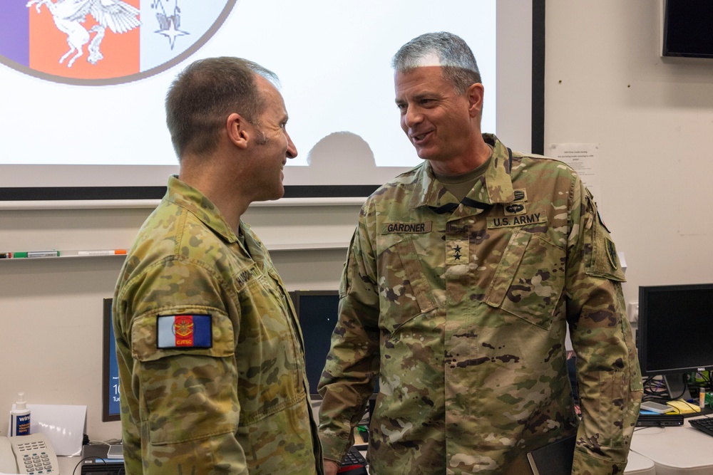 8th TSC's Maj. Gen. Gavin Gardner and ADF Maj. Gen. Carla Watts visits the Combine Joint Theater Support Component