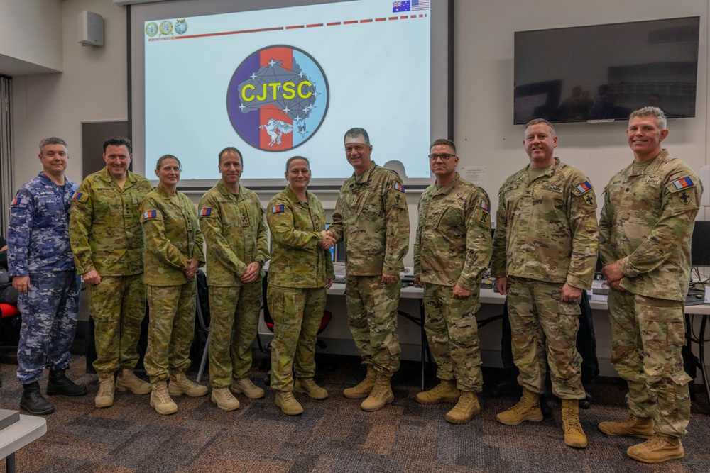 8th TSC's Maj. Gen. Gavin Gardner and ADF Maj. Gen. Carla Watts visits the Combine Joint Theater Support Component