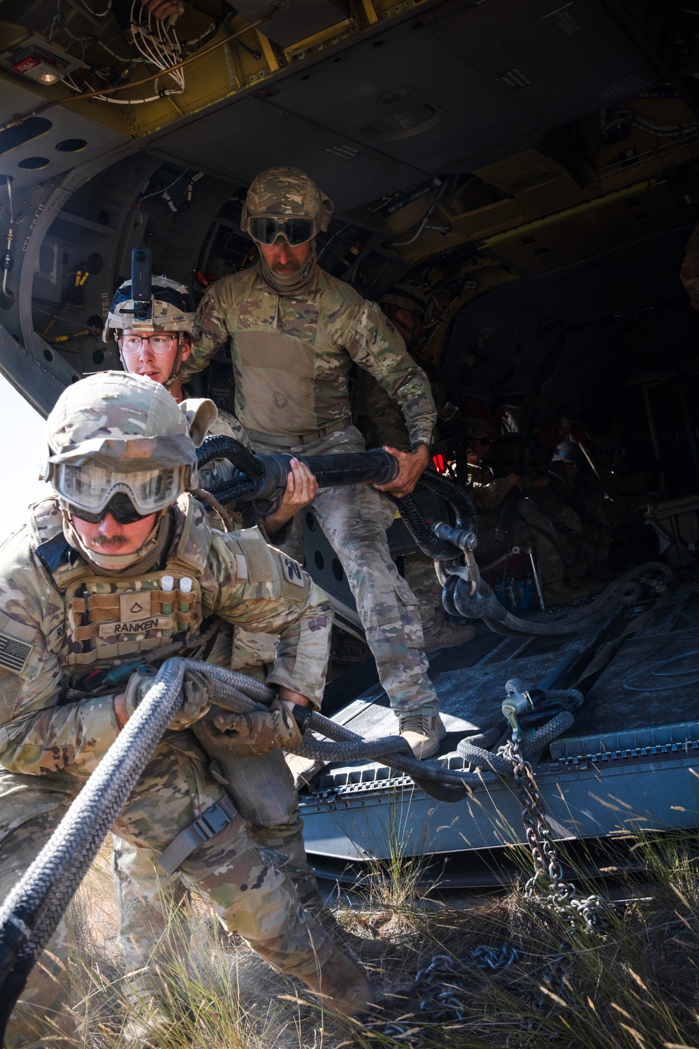 Washington National Guard Ch-47s transport M777 howitzers