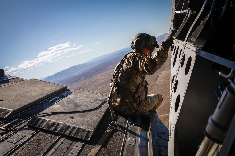 Washington National Guard Ch-47s transport M777 howitzers