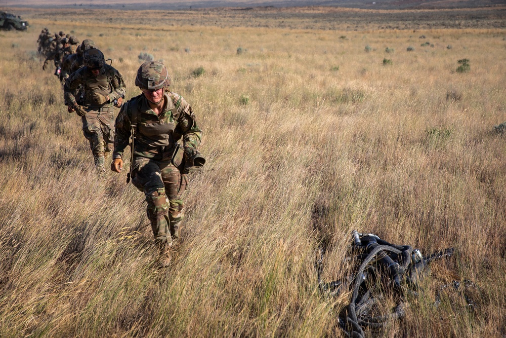 Washington National Guard Ch-47s transport M777 howitzers