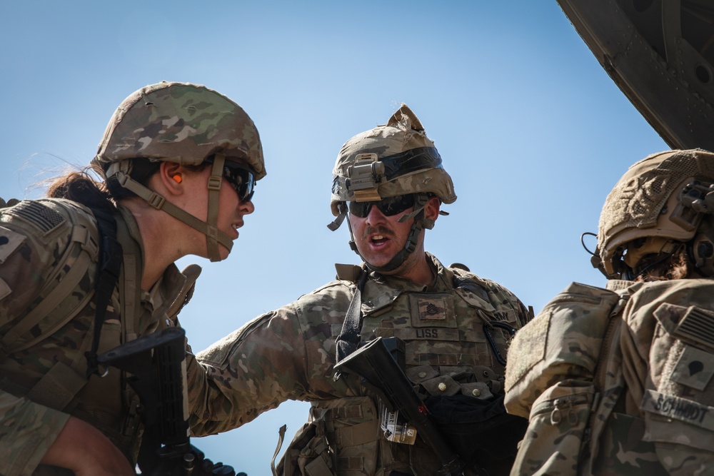 Washington National Guard Ch-47s transport M777 howitzers