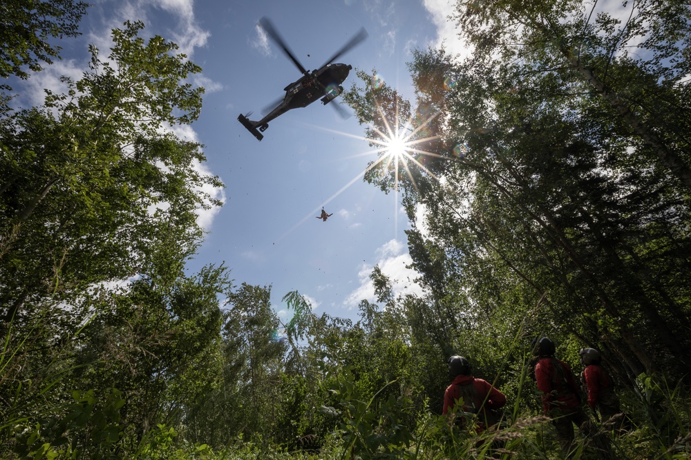 Alaska Army National Guard Dustoff crews conduct hoist training