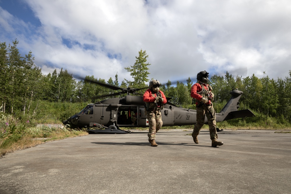 Alaska Army National Guard Dustoff crews conduct hoist training
