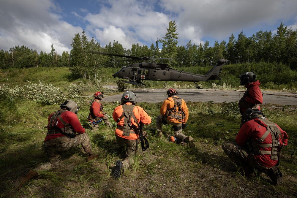 Alaska Army National Guard Dustoff crews conduct hoist training