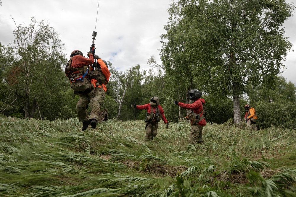 Alaska Army National Guard Dustoff crews conduct hoist training