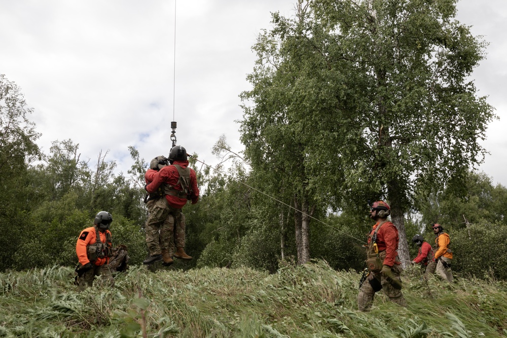 Alaska Army National Guard Dustoff crews conduct hoist training