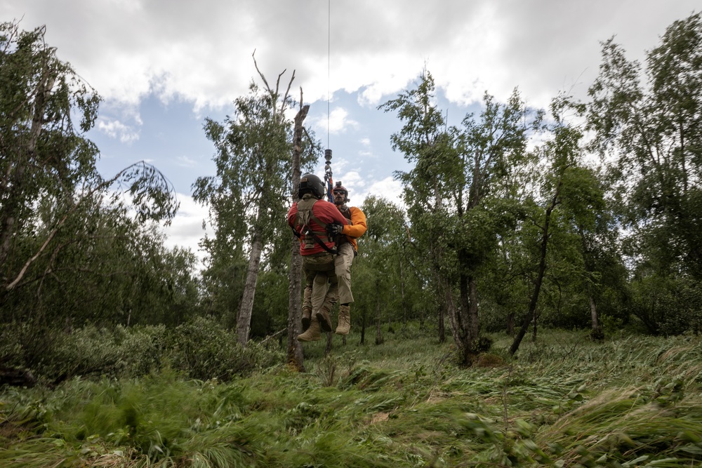 Alaska Army National Guard Dustoff crews conduct hoist training
