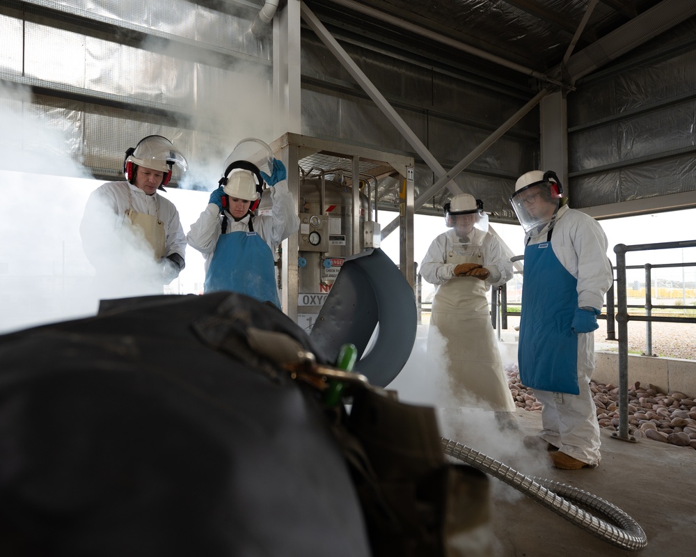 319th POL and RAAF fill liquid oxygen tanks at Talon Shield