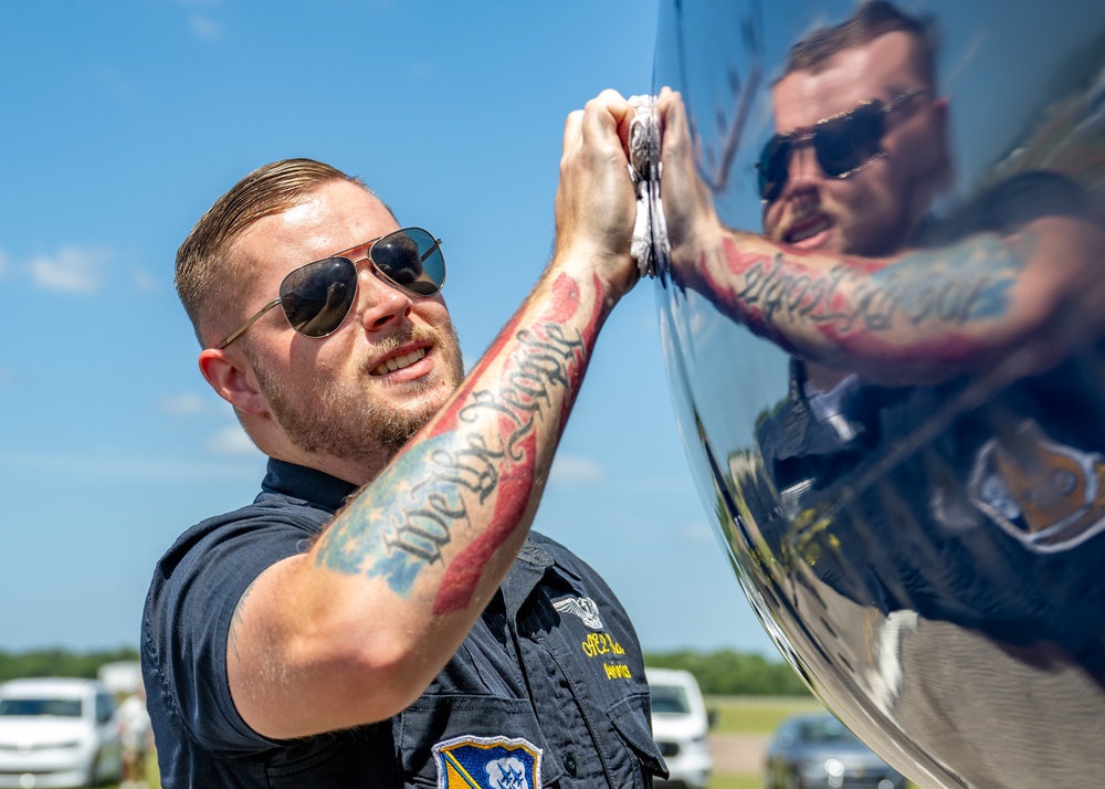 The U.S. Navy Flight Demonstration Squadron, the Blue Angels’ perform at the Sun 'n Fun Aerospace Expo