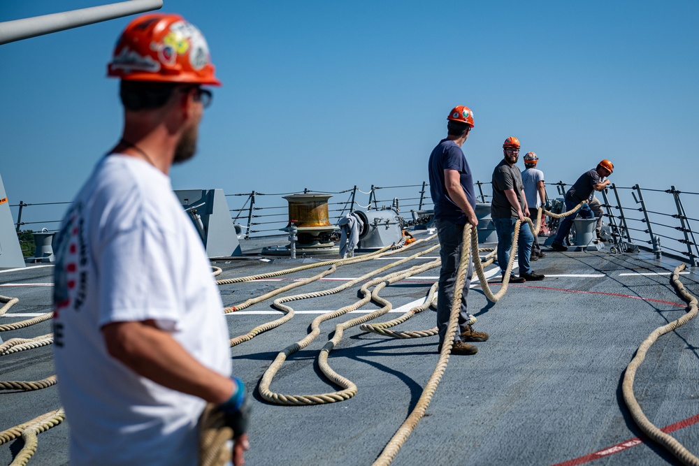 Namesake Visits Pre-Commissioning Unit Harvey C. Barnum Jr. (DDG 124)