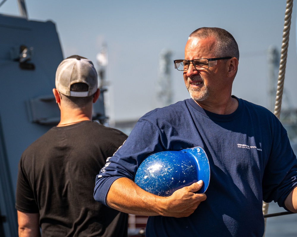 Namesake Visits Pre-Commissioning Unit Harvey C. Barnum Jr. (DDG 124)