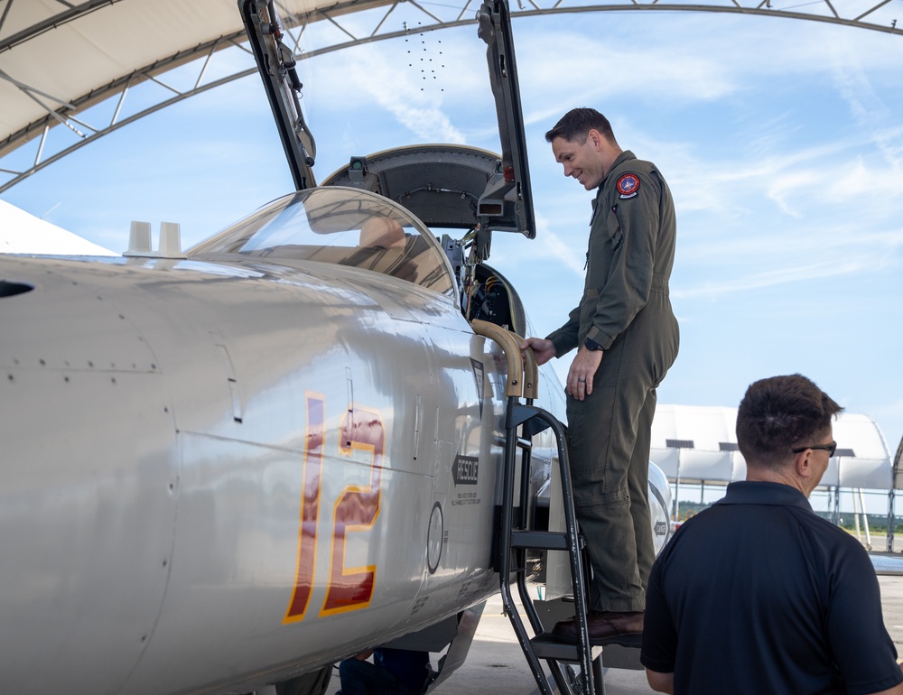 VMFT-402 F-5 delivery