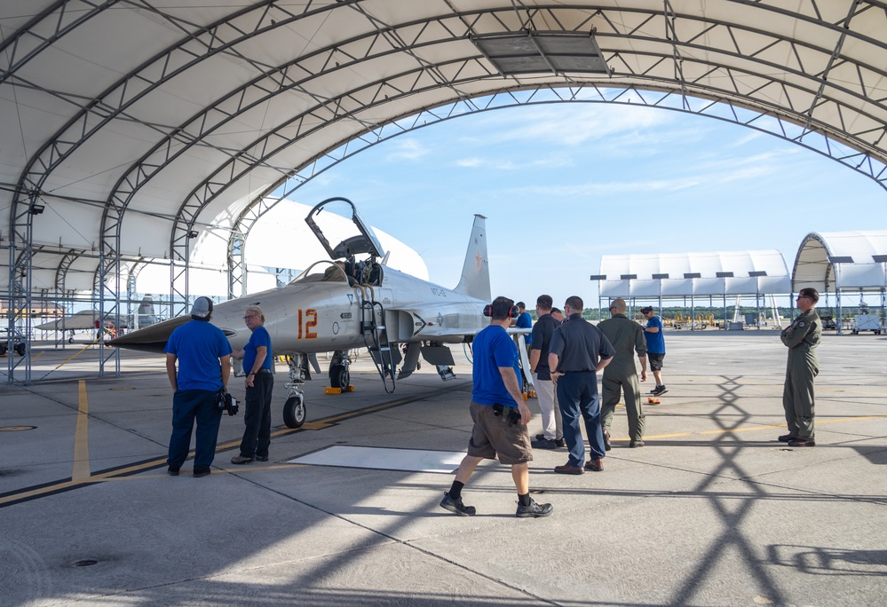 VMFT-402 F-5 delivery