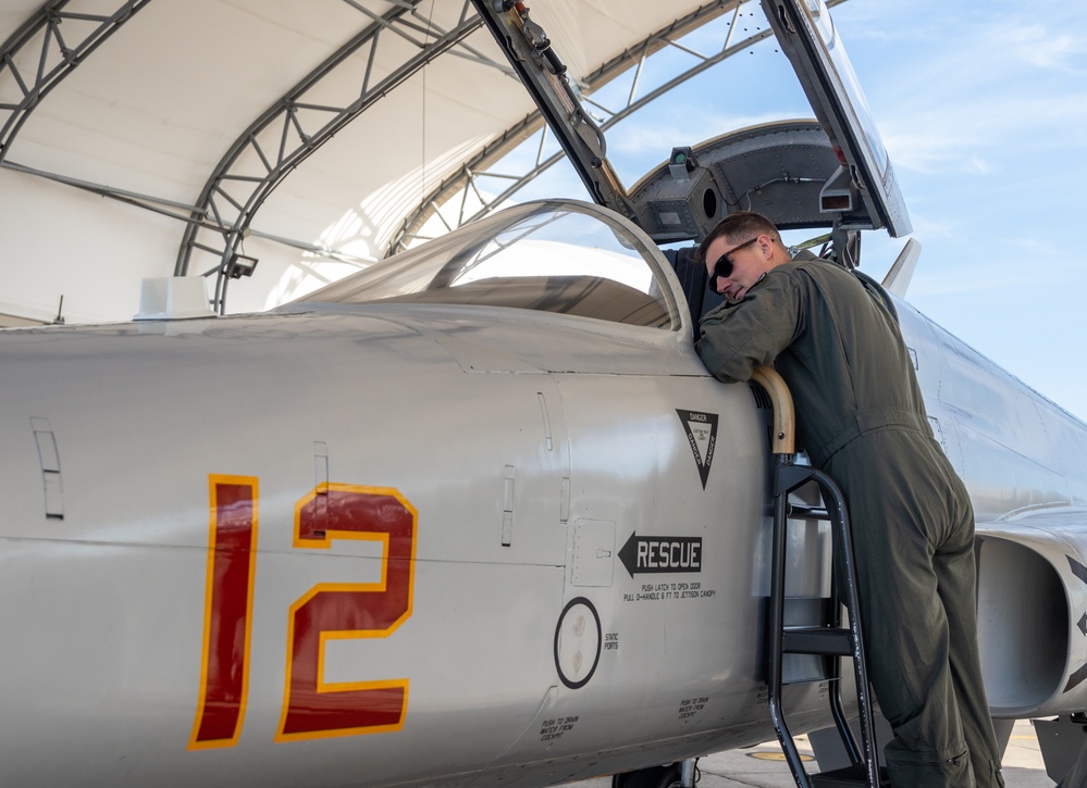 VMFT-402 F-5 delivery