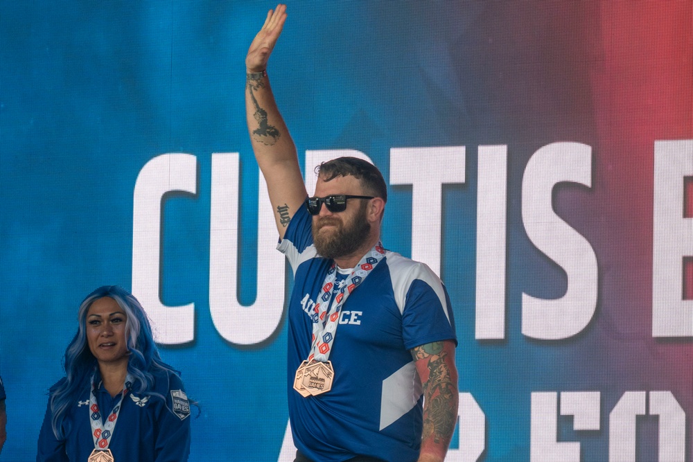 Team Air Force recieves cycling medals at the 2025 Warrior Games
