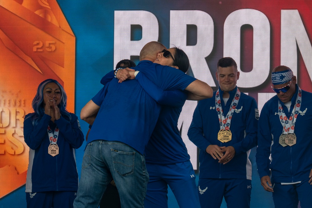 Team Air Force recieves cycling medals at the 2025 Warrior Games