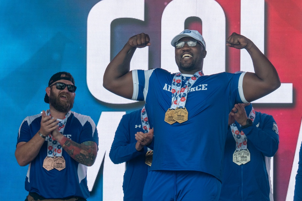 Team Air Force recieves cycling medals at the 2025 Warrior Games