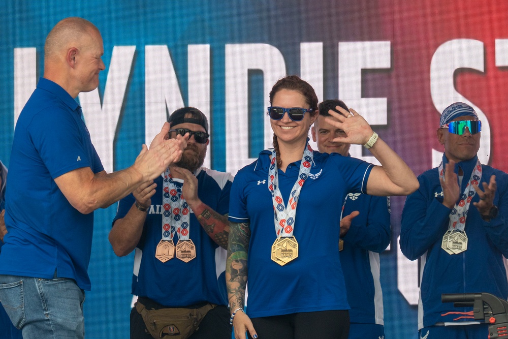Team Air Force recieves cycling medals at the 2025 Warrior Games