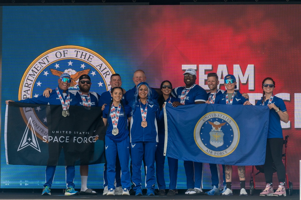 Team Air Force recieves cycling medals at the 2025 Warrior Games