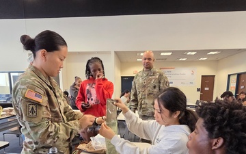 Army Recruiters Teach MRE Heating Techniques in Hands-On Student Demo