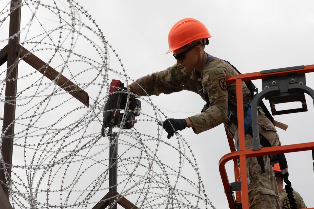 642nd Engineer Support Company reinforces protective barrier near El Paso