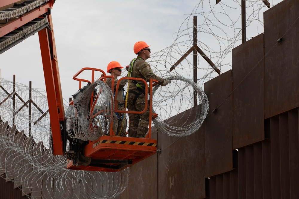 642nd Engineer Support Company reinforces protective barrier near El Paso