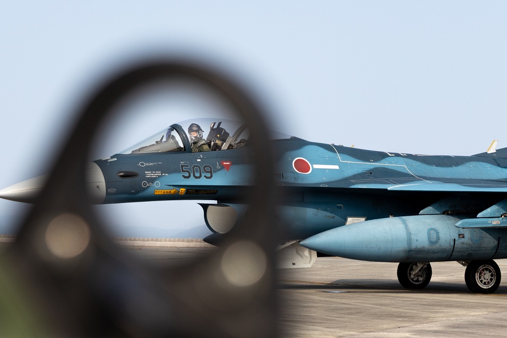 U.S. Airforce F-16C Fighting Falcons and JASDF F-2 MCAS Iwakuni for exercise
