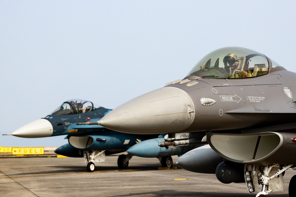 U.S. Airforce F-16C Fighting Falcons and JASDF F-2 MCAS Iwakuni for exercise