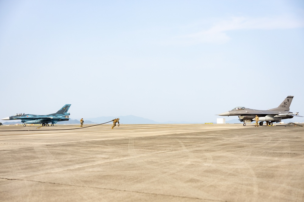U.S. Airforce F-16C Fighting Falcons and JASDF F-2 MCAS Iwakuni for exercise