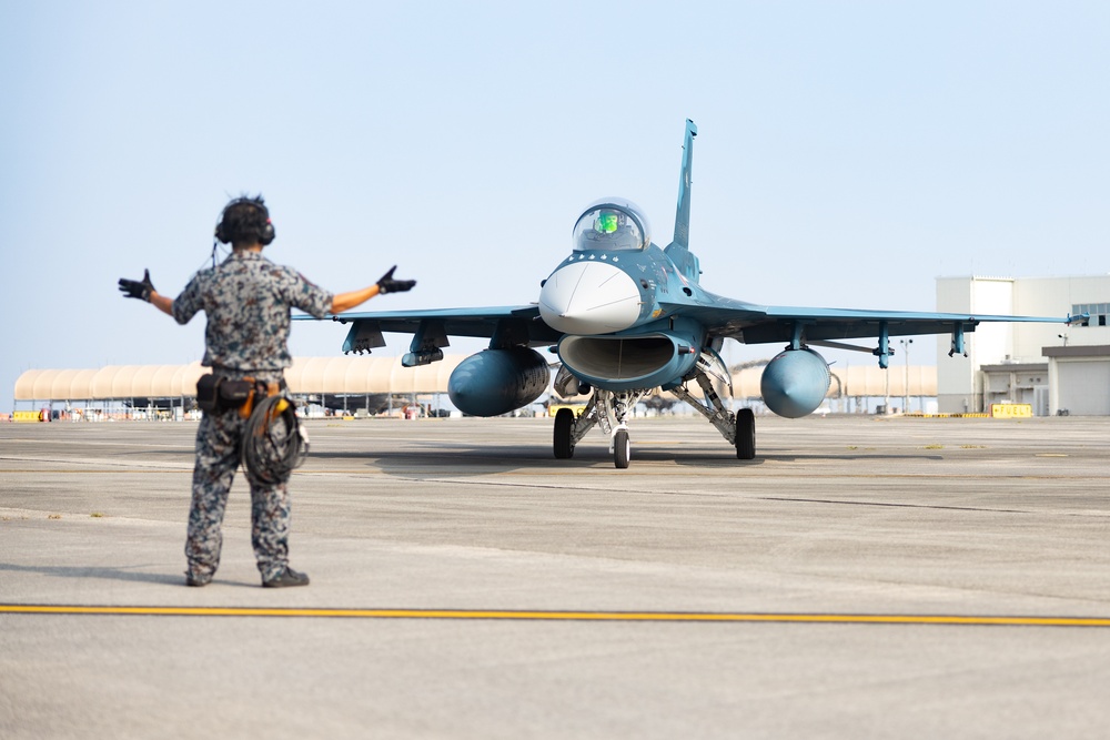 U.S. Airforce F-16C Fighting Falcons and JASDF F-2 MCAS Iwakuni for exercise