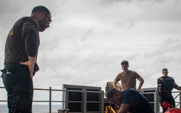 USS Carl Vinson (CVN 70) Conducts Routine Operations in the South China Sea