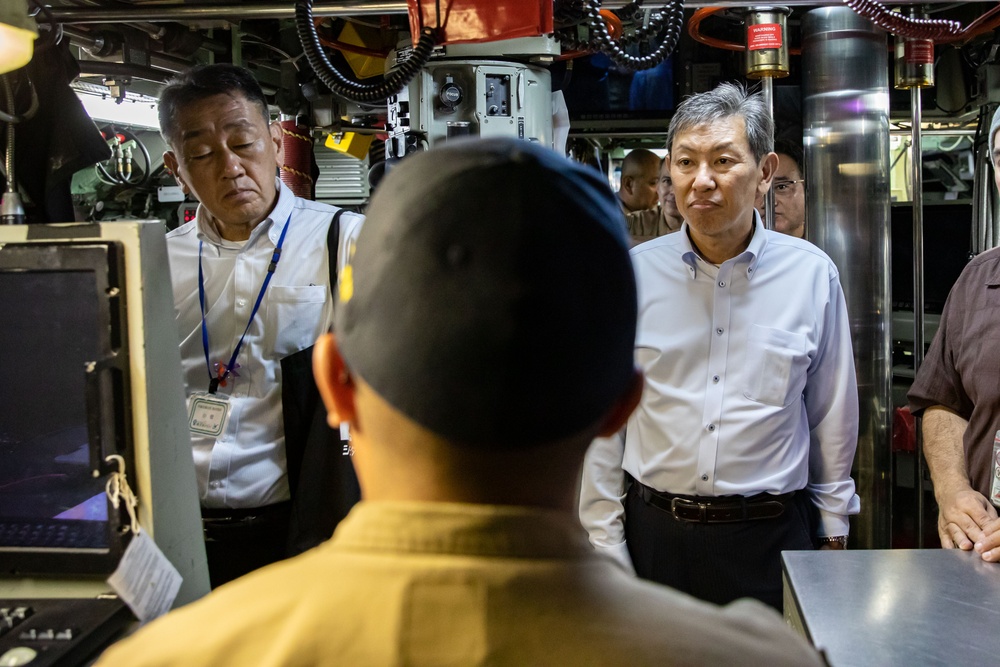 Council Members of the City of Yokosuka tour USS Santa Fe (SSN 763)